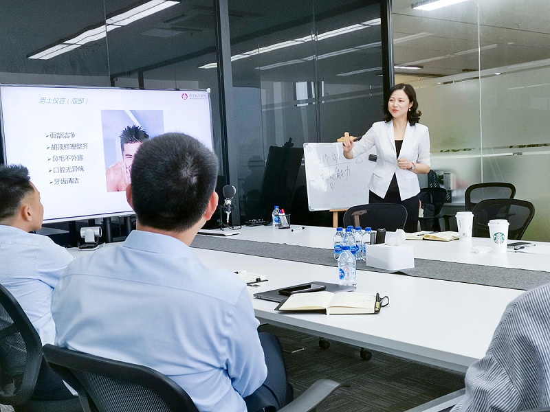 修齊禮儀光聚集團《高端商務(wù)禮儀培訓》?，摾蠋熓谡n照片