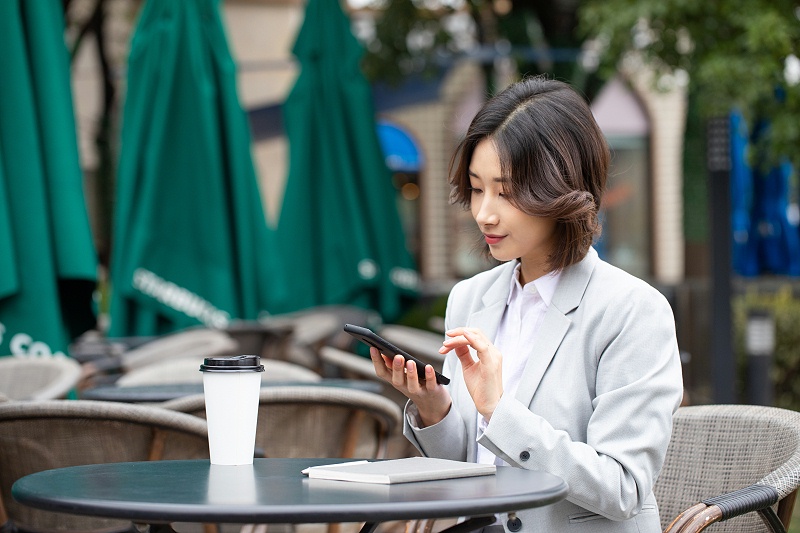 商務(wù)女士用手機(jī)微信溝通禮儀規(guī)范